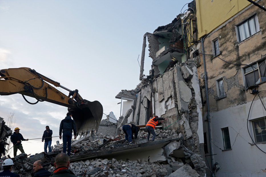 Fotografija: Reševalci iščejo pogrešane v Albaniji po močnem potresu, ki je prizadel državo. FOTO: Reuters