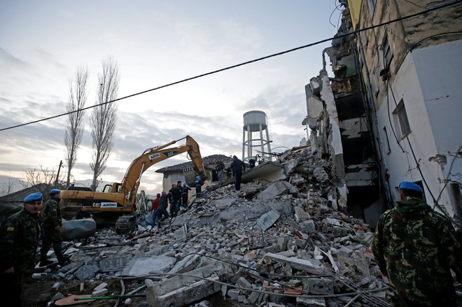 Močan potres je prizadel Albanijo. FOTO: Florion Goga, Reuters