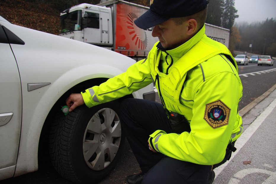 Fotografija: Policist preverja primernost pnevmatike. FOTO: PU Novo mesto