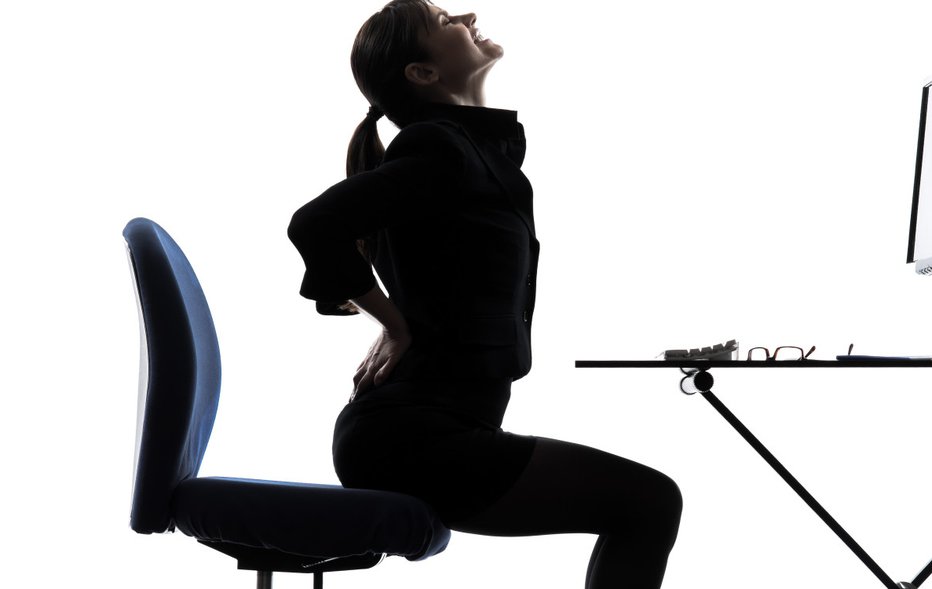 Fotografija: one business woman sitting backache pain silhouette studio isolated on white background; Shutterstock ID 138435938; PO: aol; Job: production; Client: drone FOTO: Ostill Shutterstock / Ostill