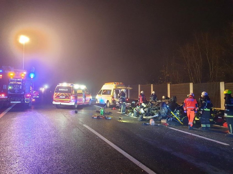 Fotografija: Posledice prometne nesreče na dolenjski avtocesti. FOTO: PGD Stična, N. K.