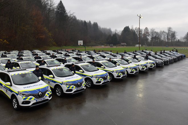 Predaja novih avtomobilov ministrstva za notranje zadeve policistom na terenu. FOTO: Tamino Petelinsek, STA