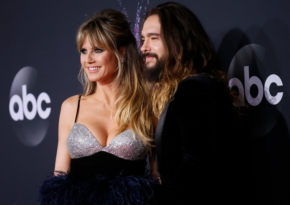 Fotografija: Heidi Klum in  Tom Kaulitz na letošnjih American Music Awards. Mnogi so prepričani, da je na prireditvi prvič pokazala svoje nove oprsje. FOTO: Reuters