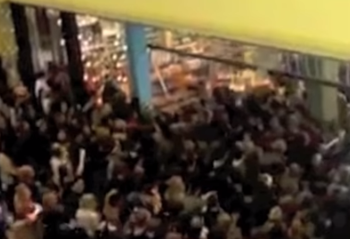 Fotografija: Gneča in kaos v trgovinah. FOTO: posnetek zaslona