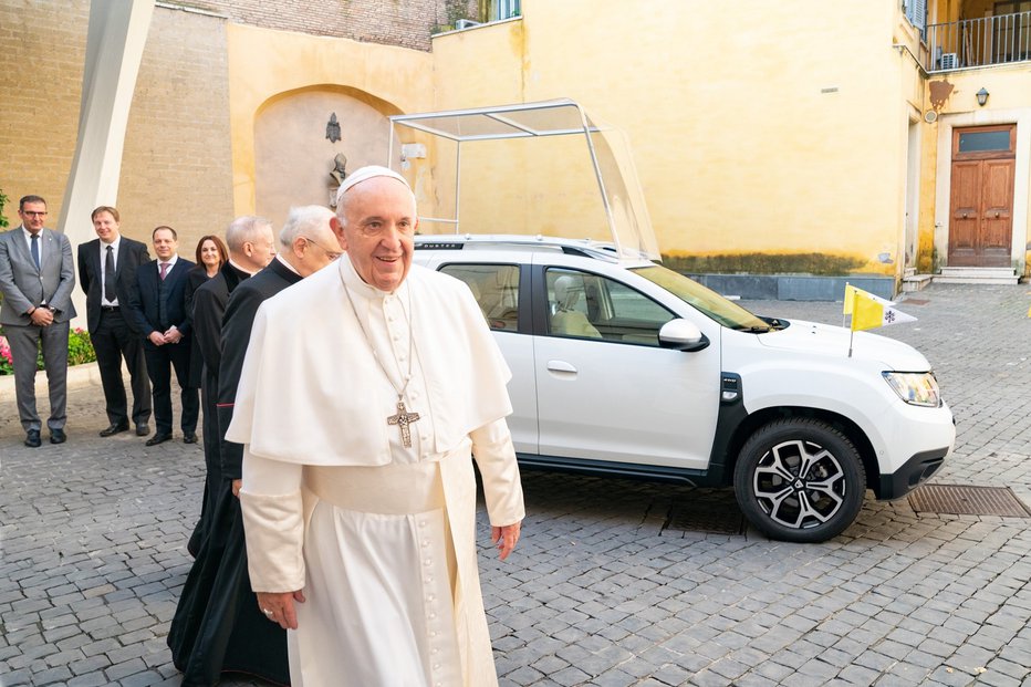 Fotografija: Papež Frančišek z novim Dacijinim papamobilom FOTO: Skupina Renault