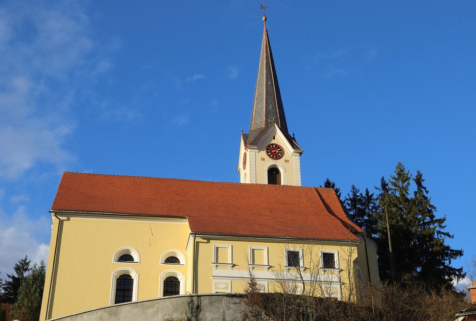 Fotografija: Župnijska cerkev Marijinega vnebovzetja v Dobrni se ponaša s supervencem. FOTO: Jože Miklavc