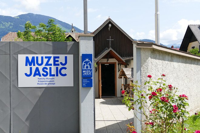 Vhod v muzej jaslic na Brezjah na Gorenjskem. FOTO: Primož Hieng