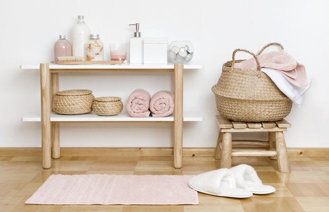 Zaveso za prhanje je treba redno prati, prav tako preproge in brisače.