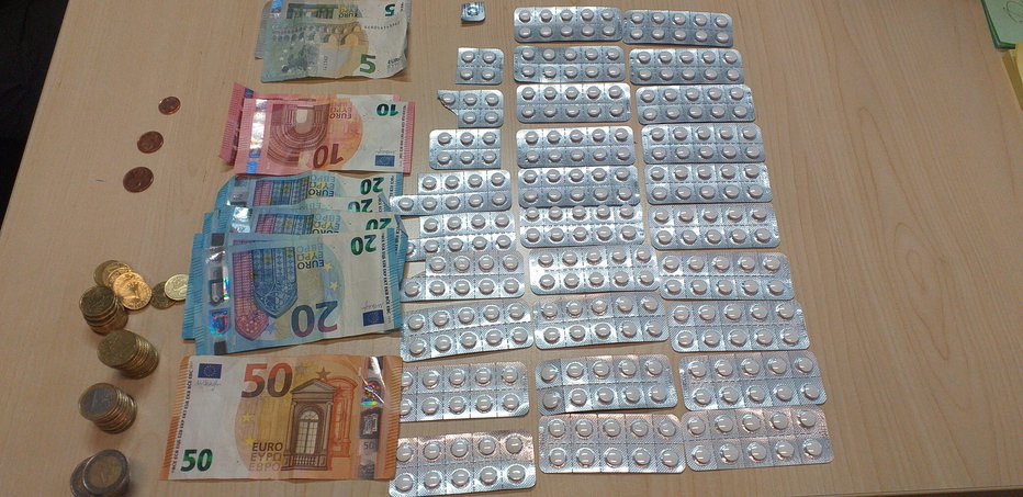 Fotografija: Tablete in denar, ki so jih zasegli Koprčanu. FOTO: Policija