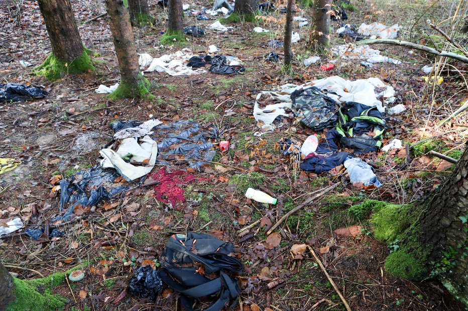 Fotografija: Za migranti je na ilirskobistriškem območju ostalo okoli 140 smetišč, očiščenih je manj kot pol.
FOTO: Marko Feist