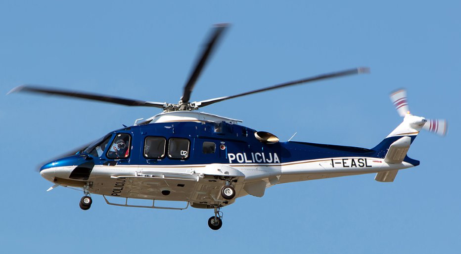 Fotografija: V zraku je helikopter. FOTO: Policija