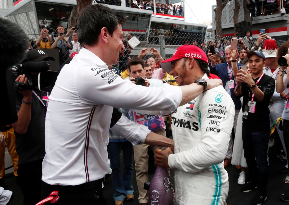 Fotografija: Toto Wolff je vesel, da ima v svoji ekipi Lewisa Hamiltona. FOTO: Reuters