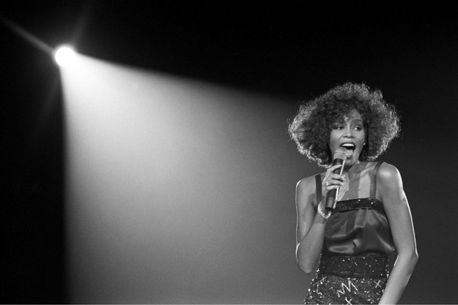 Whitney Houston je pred javnostjo skrivala svoje intimno življenje. FOTOGRAFIJI: ARHIV FILMA