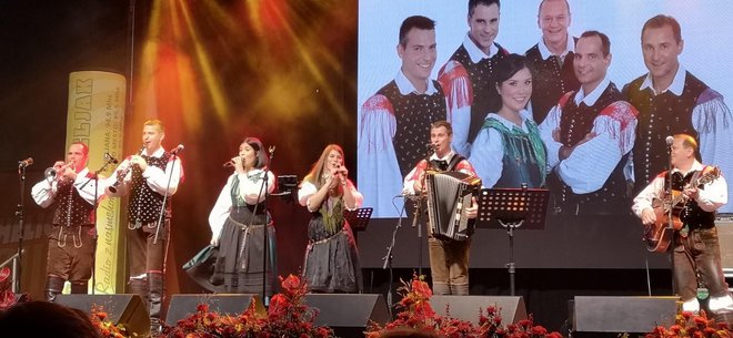 Ansambel Svetlin je nastopil z dvema pevkama, Urško Kužet in Niko Svetlin, hčerko Tomaža Svetlina, ki v ansamblu zdaj ne igra več. FOTOGRAFIJE: Mojca Marot