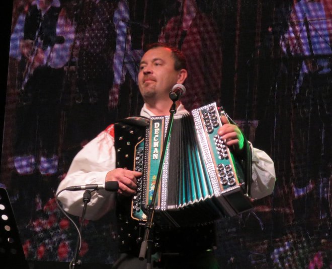 Harmonikar Gregor Vrhovec velja za enega najboljših interpretov Tineta Stareta.
