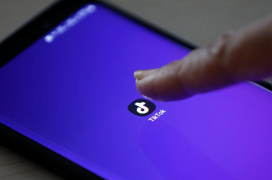 Fotografija: The logo of TikTok application is seen on a mobile phone screen in this picture illustration taken February 21, 2019. Picture taken February 21, 2019. REUTERS/Danish Siddiqui/Illustration - RC17DD4AF1B0 FOTO: Danish Siddiqui Reuters