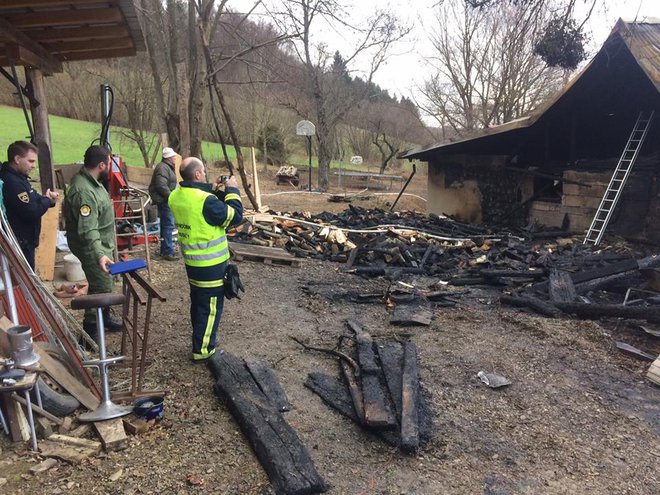 Gasilci so bili januarja nemočni, skoraj v celoti lesena hiša Juršetovih je gorela kot bakla. FOTO: PGD Šmarje pri Jelšah