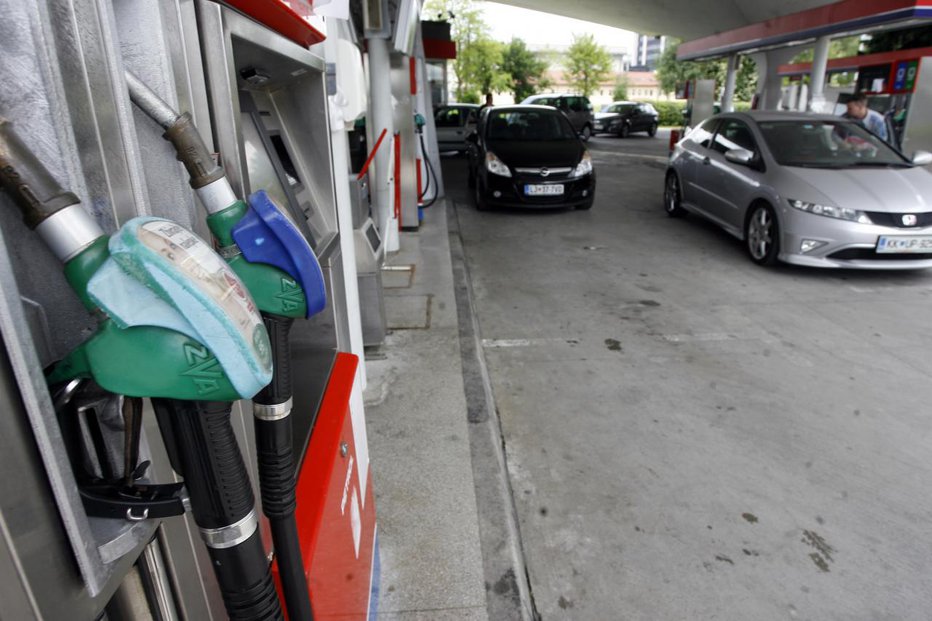 Fotografija: Obisk bencinskih črpalk bo za nekatere dražji, za druge cenejši. FOTO: Mavric Pivk, Delo