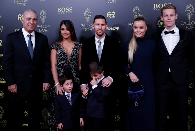 V Parizu je Lionel Messi dobil še eno priznanje. Na fotografiji tudi Hristo Stoičkov, Frenkie de Jong in Mikky Kiemeney FOTO:  Reuters