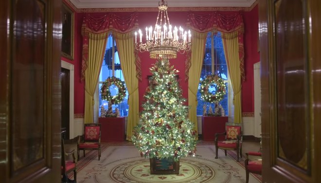 Glavna božična jelka je postavljena v modri sobani, ena manjših pa v rdeči.