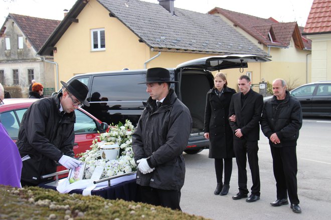 26-letnika so pokopali v Šmarju pri Šentjerneju. FOTO: Tanja Jakše Gazvoda