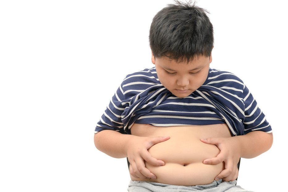 Fotografija: S pandemijo povezani javnozdravstveni ukrepi so povečali tveganje za debelost in z njo povezane zaplete pri otrocih. FOTO: Kwanchaichaiudom/Getty Images