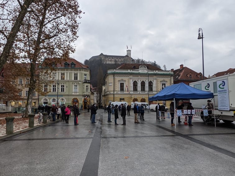 Fotografija: Hitro testiranje na novi koronavirus na Kongresnem trgu v Ljubljani. FOTO: A. L.