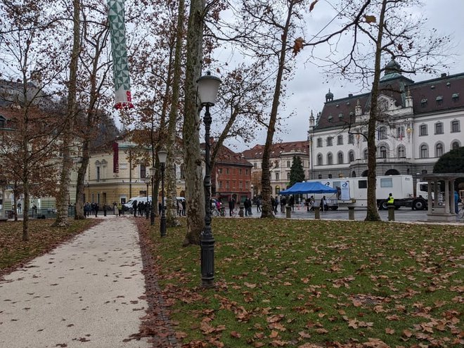 Hitro testiranje na novi koronavirus na Kongresnem trgu v Ljubljani. FOTO: A. L.