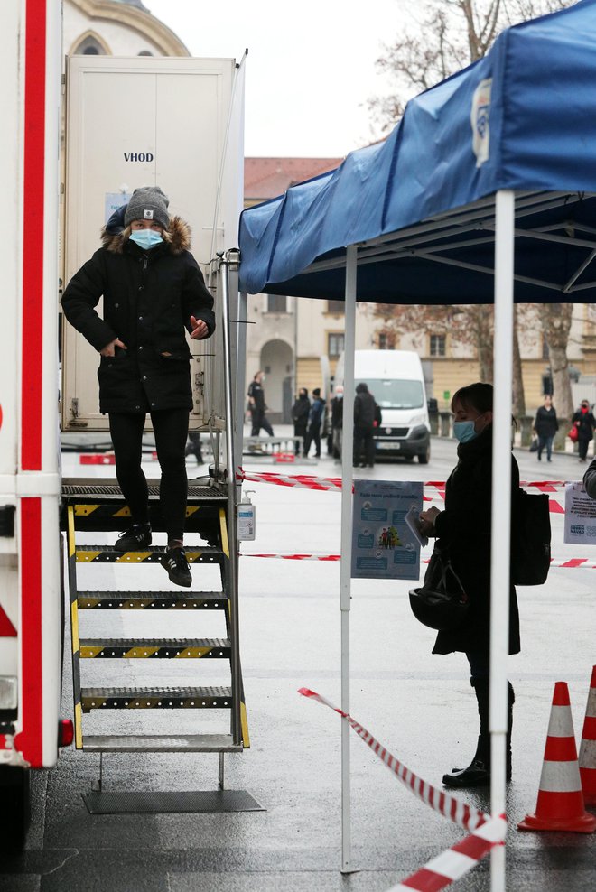Začetek brezplačnega hitrega testiranja na covid 19 na Kongresnem trgu v Ljubljani. FOTO: Marko Feist