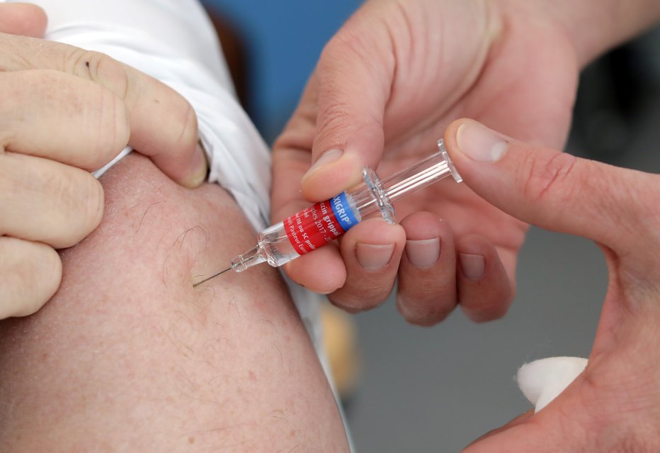 Fotografija: Treba bo še nekaj tednov, da bodo z gotovostjo vedeli, ali cepivo deluje tudi proti mutiranemu virusu. FOTO: Eric Gailard, Reuters