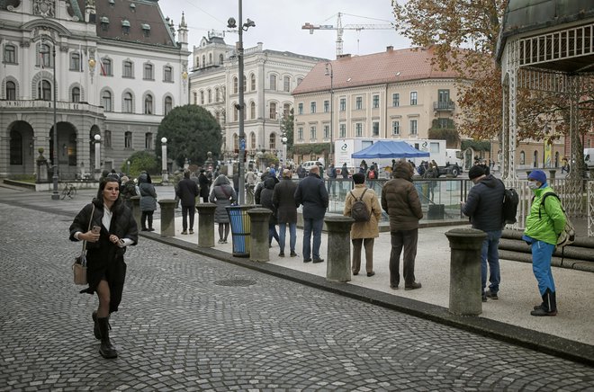Dolga vrsta čakajočih v Ljubljani. FOTO: Blaž Samec