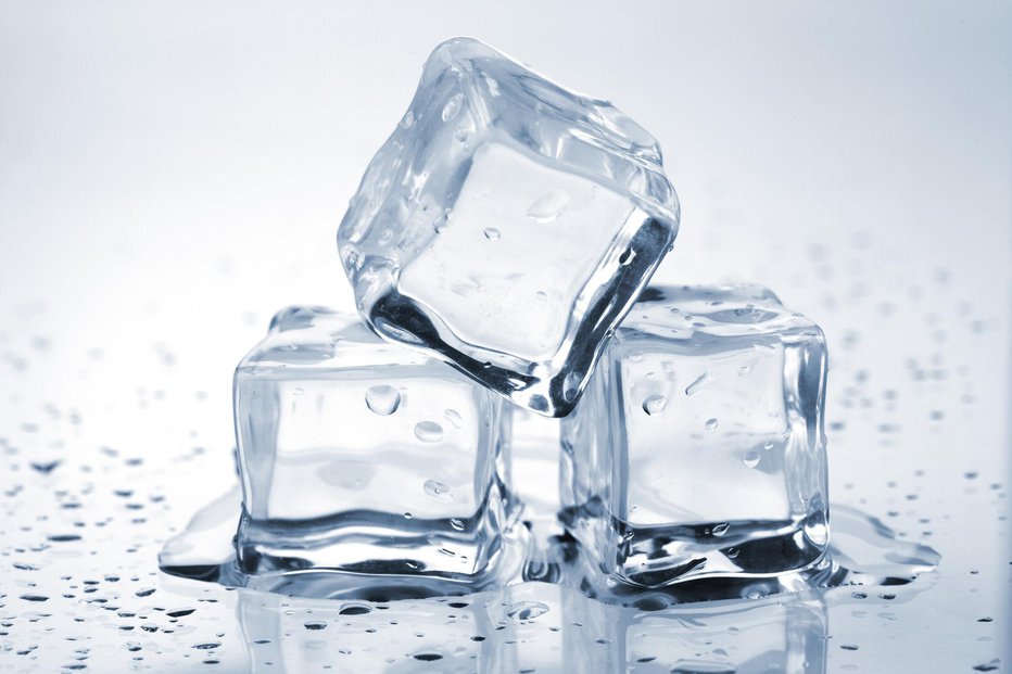 Fotografija: Vroča voda se v led spremeni hitreje od mrzle. FOTO: Thinkstock