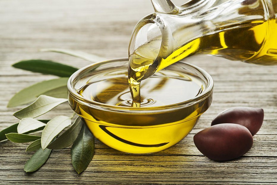 Fotografija: Čeprav je olivno olje zdravo, ga je treba uživati zmerno. FOTO: Thinkstock