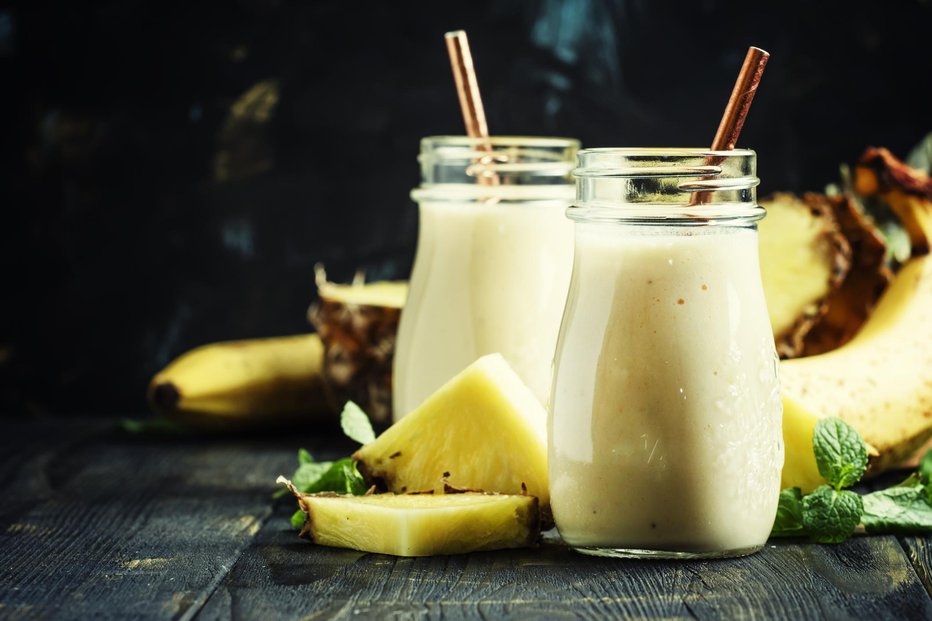 Fotografija: Ananas in banane so osnovne sestavine zdravega in okusnega napitka. FOTO: Thinkstock