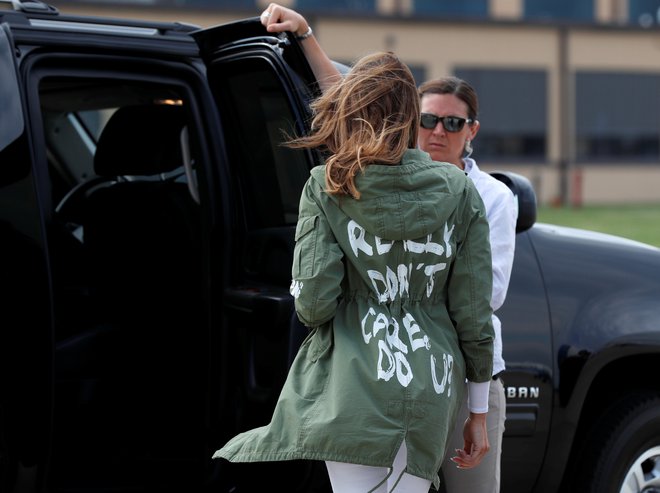 Melania Trump je presenetila javnost z jakno ob obisku migrantskih otrok.  FOTO: Reuters