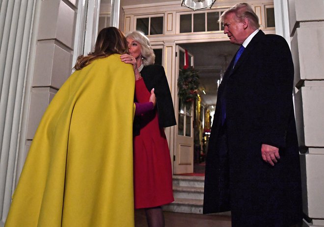 Melania Trump se je pozdravila z vojvodinjo Camillo. FOTO: Reuters