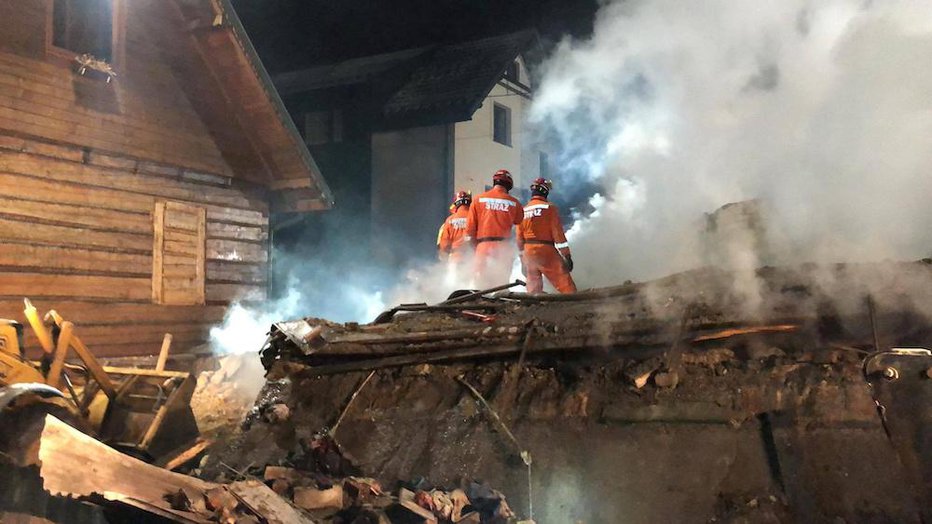 Fotografija: Po poku se je hiša porušila in zagorela. FOTO: Reuters