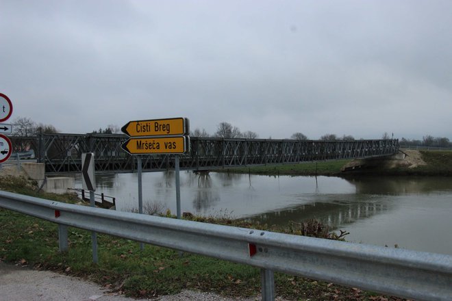Že pet let in pol bregova Krke v Mršeči vasi povezuje začasni montažni most. FOTO: Tanja Jakše Gazvoda