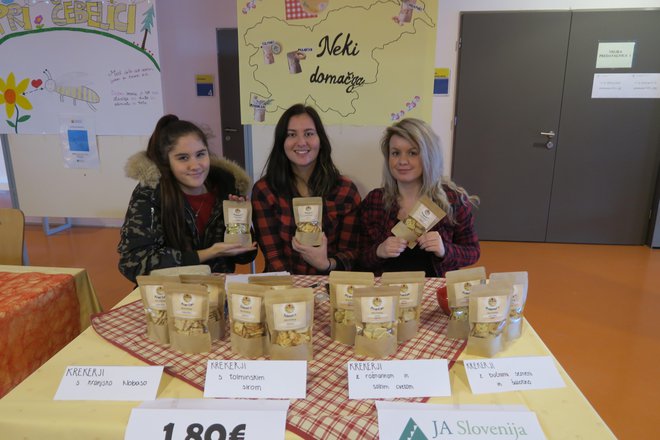Podjetna dekleta so prodajala krekerje z okusi naših pokrajin. FOTO: Janez Petkovšek