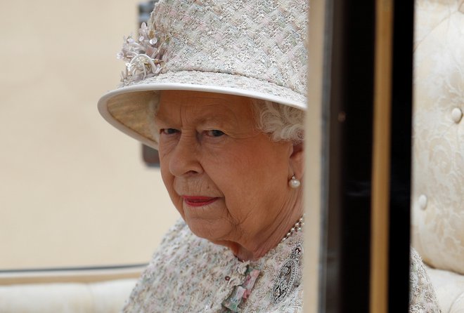 Elizabeta II. v javnosti pogosto deluje strogo in hladno. FOTO: REUTERS