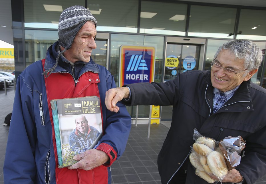 Fotografija: Prodajalci revije Kralji ulice pred ljubljanskimi poslovalnicami trgovske verige Hofer. FOTO: Jože Suhadolnik, Delo
