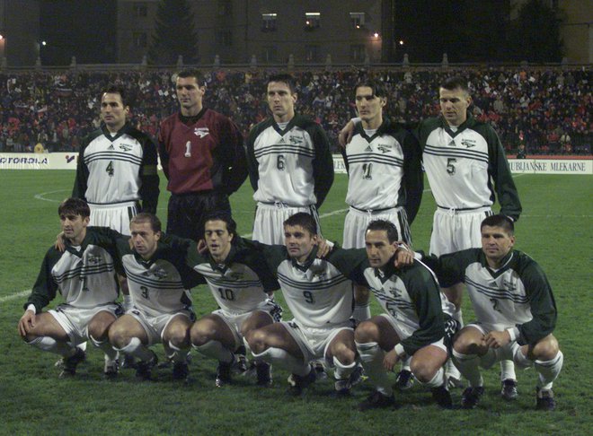 Reprezentanca, ki je napisala prvo nogometno pravljico. Z leve stojijo Milanič, Dabamović, Knavs, Pavlin, Milinovič, z leve čepijo Novak, Rudonja, Zahovič, Udovič, Čeh, Karić.