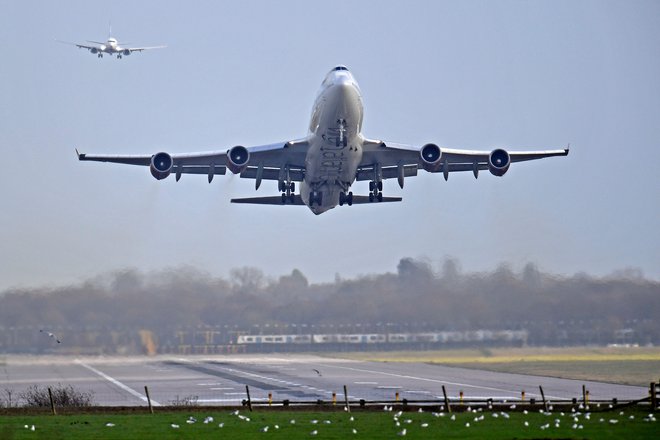 Kar 24 odstotkov ljudi, ki potujejo z letali, se je lani odreklo vsaj eni poti.<br />
FOTO: REUTERS
