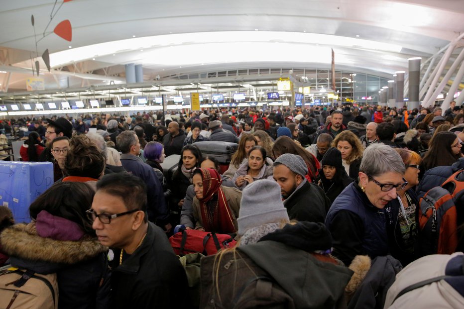 Fotografija: Gneča na potniškem terminalu številka 4 letališča John F. Kennedy v New Yorku
FOTO: REUTERS