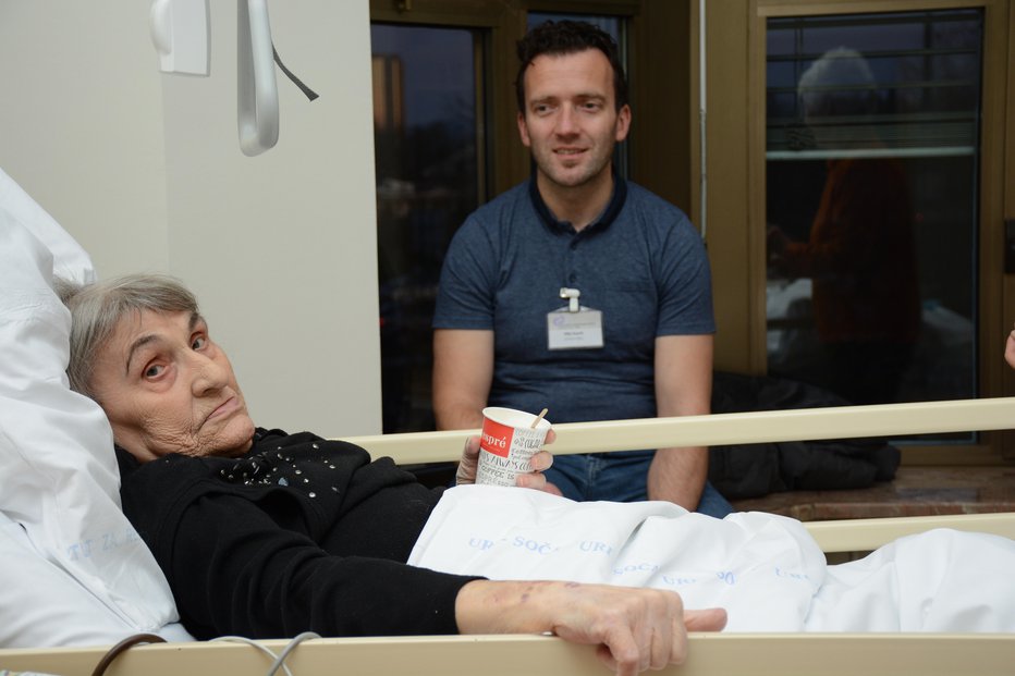 Fotografija: Mitja Rupnik redno obiskuje 79-letno Marinko Kapelj, ki je na 14-dnevni rehabilitaciji zato, da bi se spet osamosvojila pri hoji.