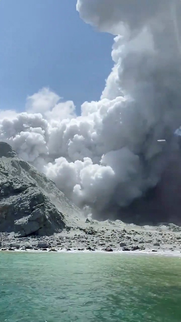 Fotografija: Tako je bilo videti, ko je izbruhnil Whakaari na Belem otoku, kot ga je poimenoval James Cook. FOTO: Reuters