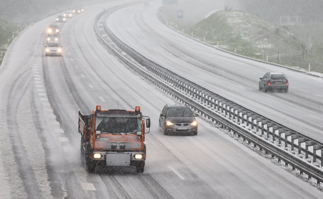Vožnjo je treba prilagoditi zimskim razmeram. FOTO: Jože Suhadolnik