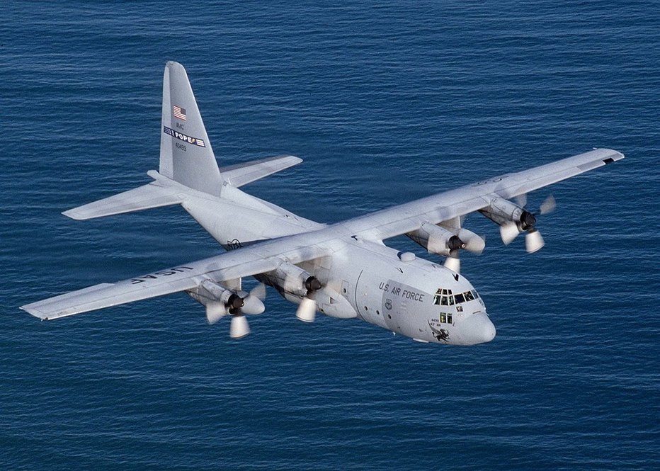 Fotografija: Izginulo letalo je vojaški štirimotornik tipa C-130 Hercules. Fotografija je simbolična. FOTO: Wikipedija