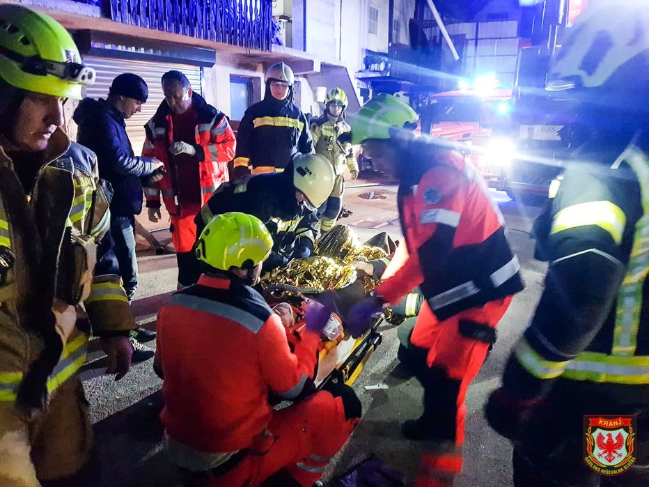 Fotografija: Gasilci so poškodovanca predali reševalcem. FOTO: GRS Kranj