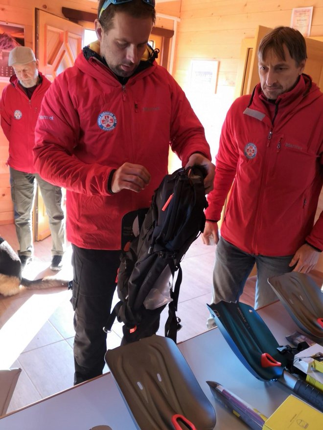 Sergej Jamnikar in Aleš Kovač z lavinskim ABS-nahrbtnikom, ki človeka v primeru, da se plaz ponovno sproži, obdrži na površju.